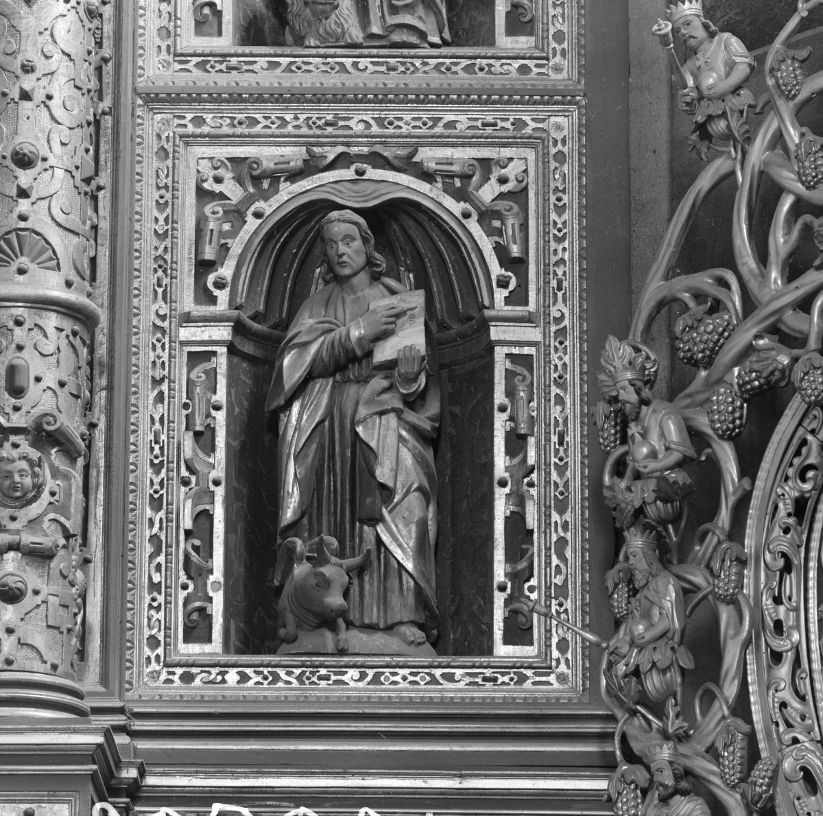 Kolegiata Bożego Ciała - ołtarz główny. Rzeźba św. Łukasza., skan 1