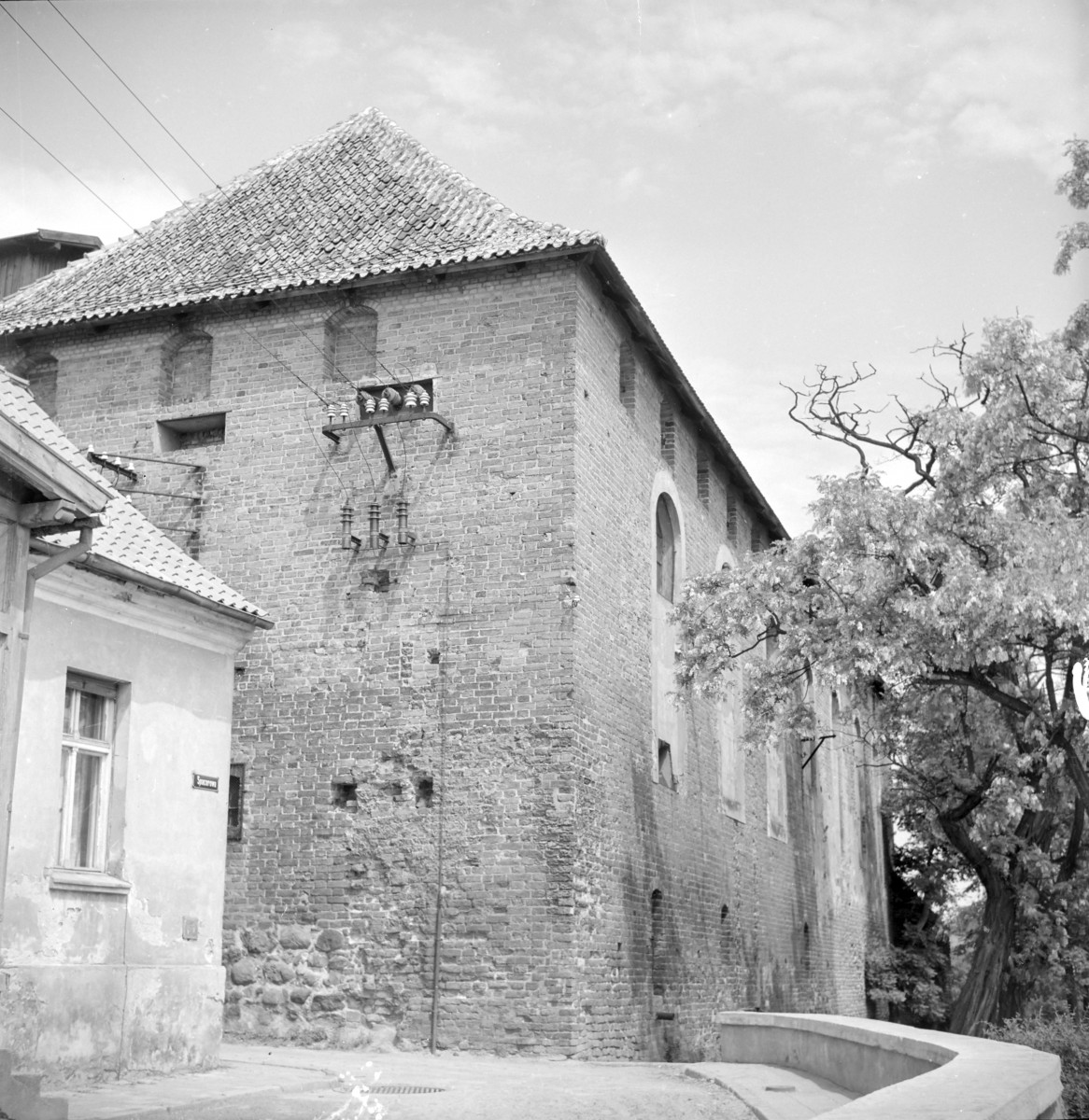 zamek krzyżacki, ob. centrum kultury - elewacja: fragment, skan 1
