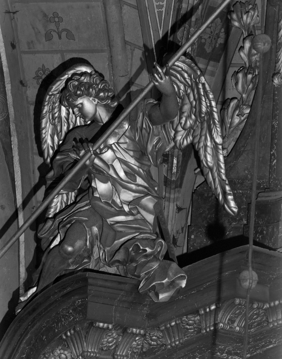 Kościół Mariacki pw. Wniebowzięcia Najświętszej Marii Panny - ołtarz św. krzyża w nawie południowej (ok. 1734 r.) - figura anioła na przerwanym przyczółku, skan 1