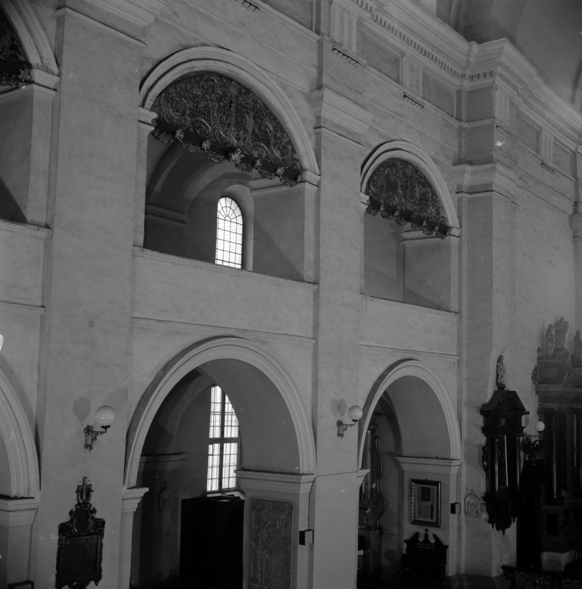 kościół Garnizonowy pw. św. Wojciecha i św. Stanisława - arkady nad nawą boczną, skan 1