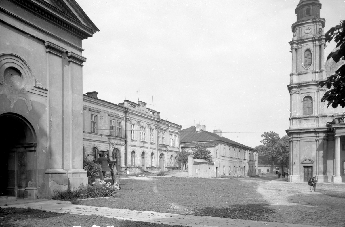Bazylika Narodzenia NMP - widoczny budynek Bractwa Maryjskiego. Widok ogólny., skan 1