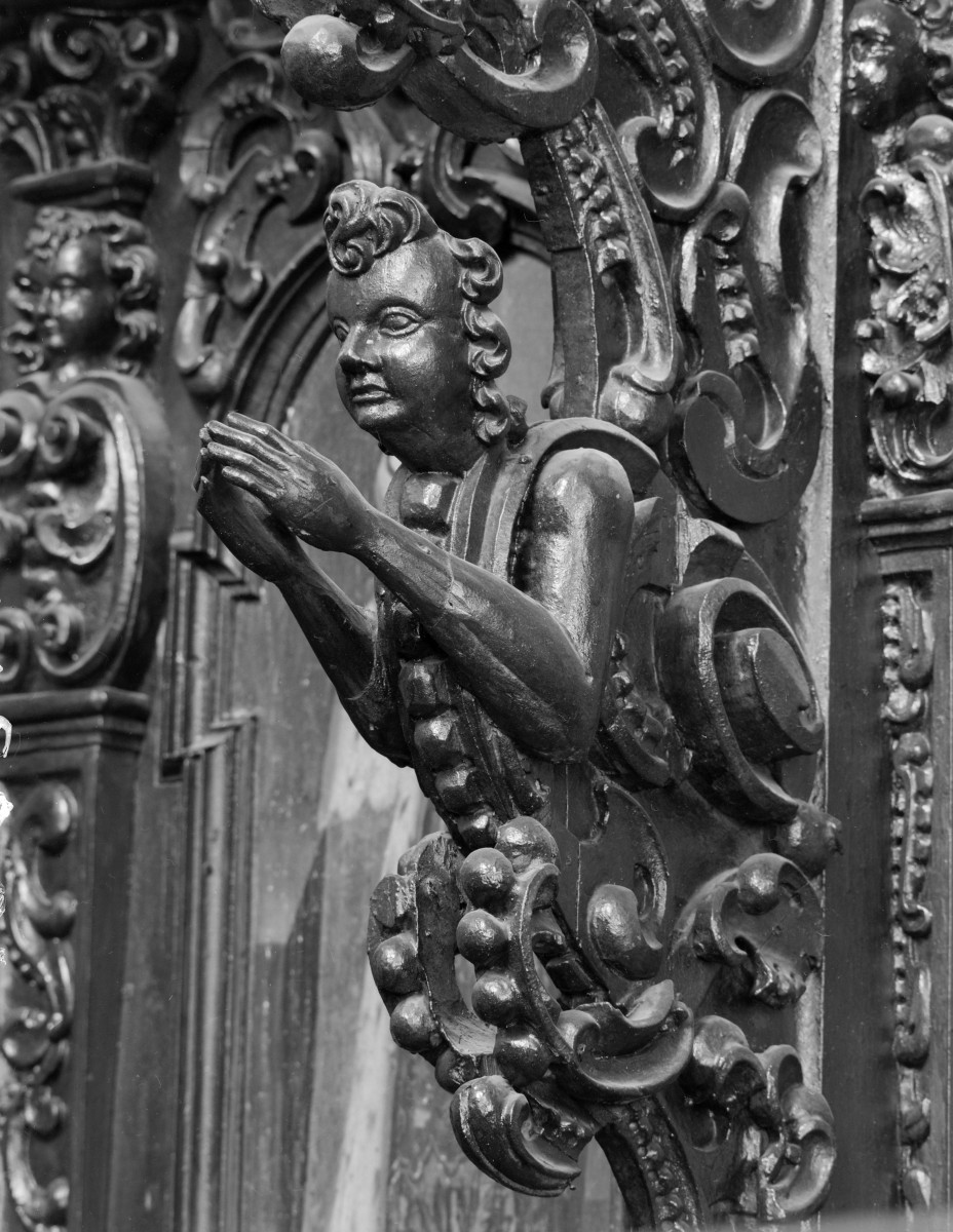 Kościół pw. NMP i św. Mikołaja - wnętrze: stalle. Detale rzeźby., skan 1