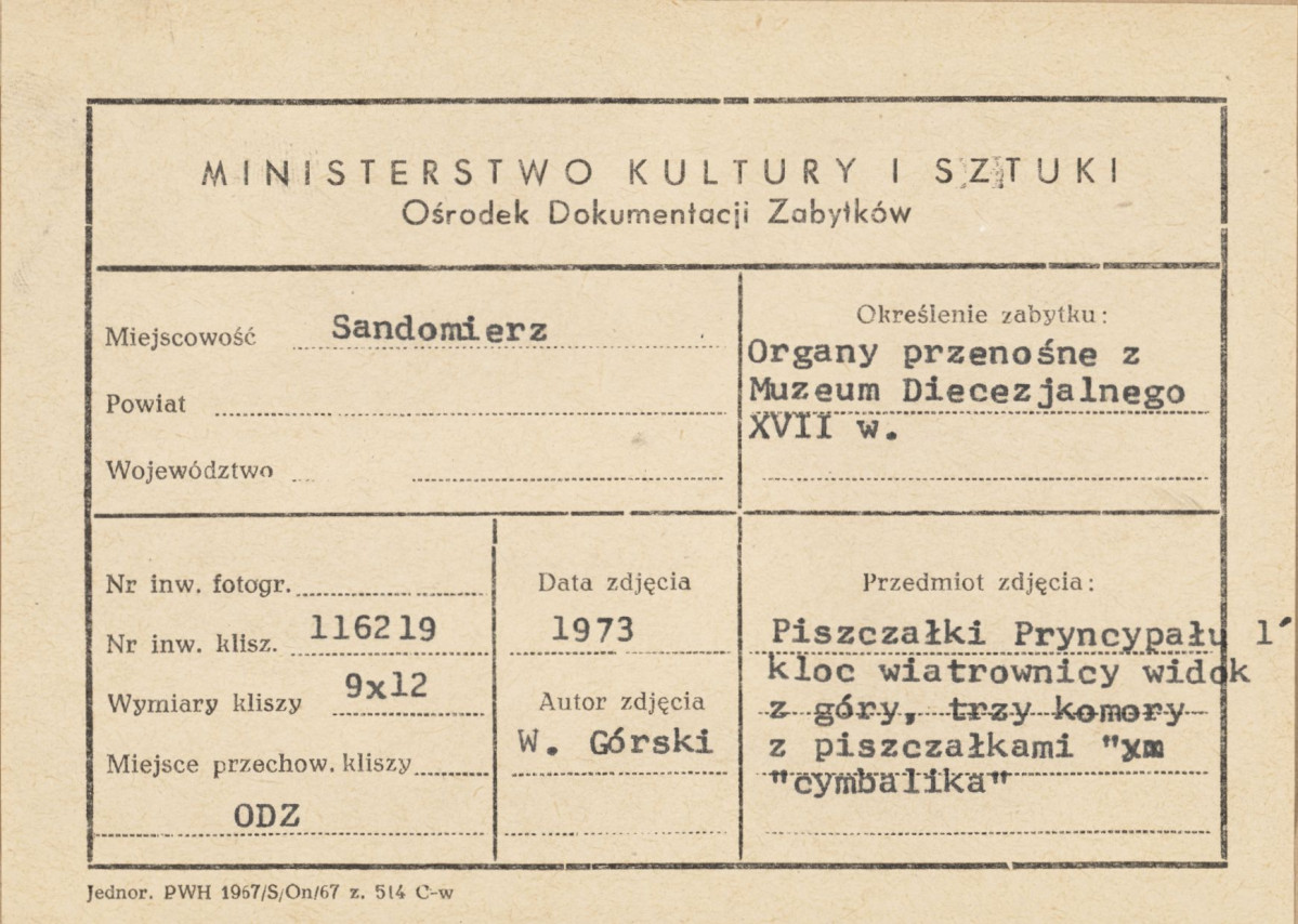 Muzeum Diecezjalne - organy przenośne, fragment wnętrza, widok na wiatrownicę i piszczałki - metryczka, skan 1