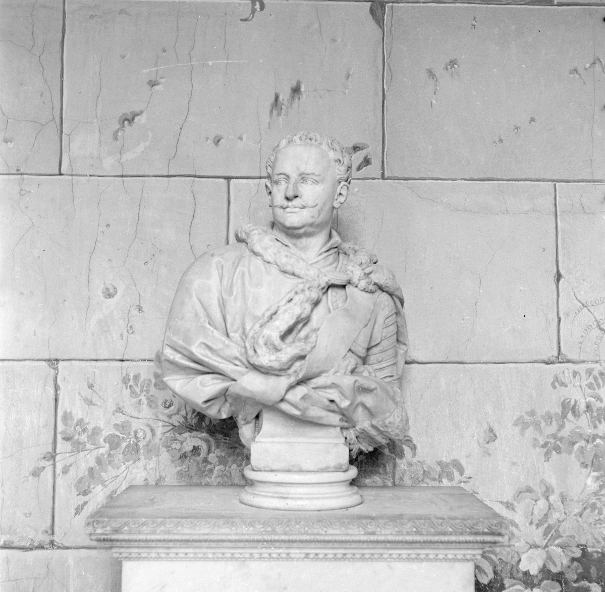 pałac, galeria rzeźby - popiersie, skan 1