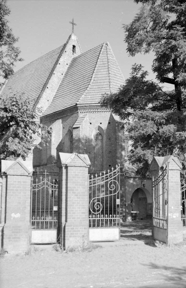 Kościół św. Stanisława Biskupa i św. Tomasza Apostoła - ogrodzenie z bramą kościelną oraz widokiem na prezbiterium, skan 1