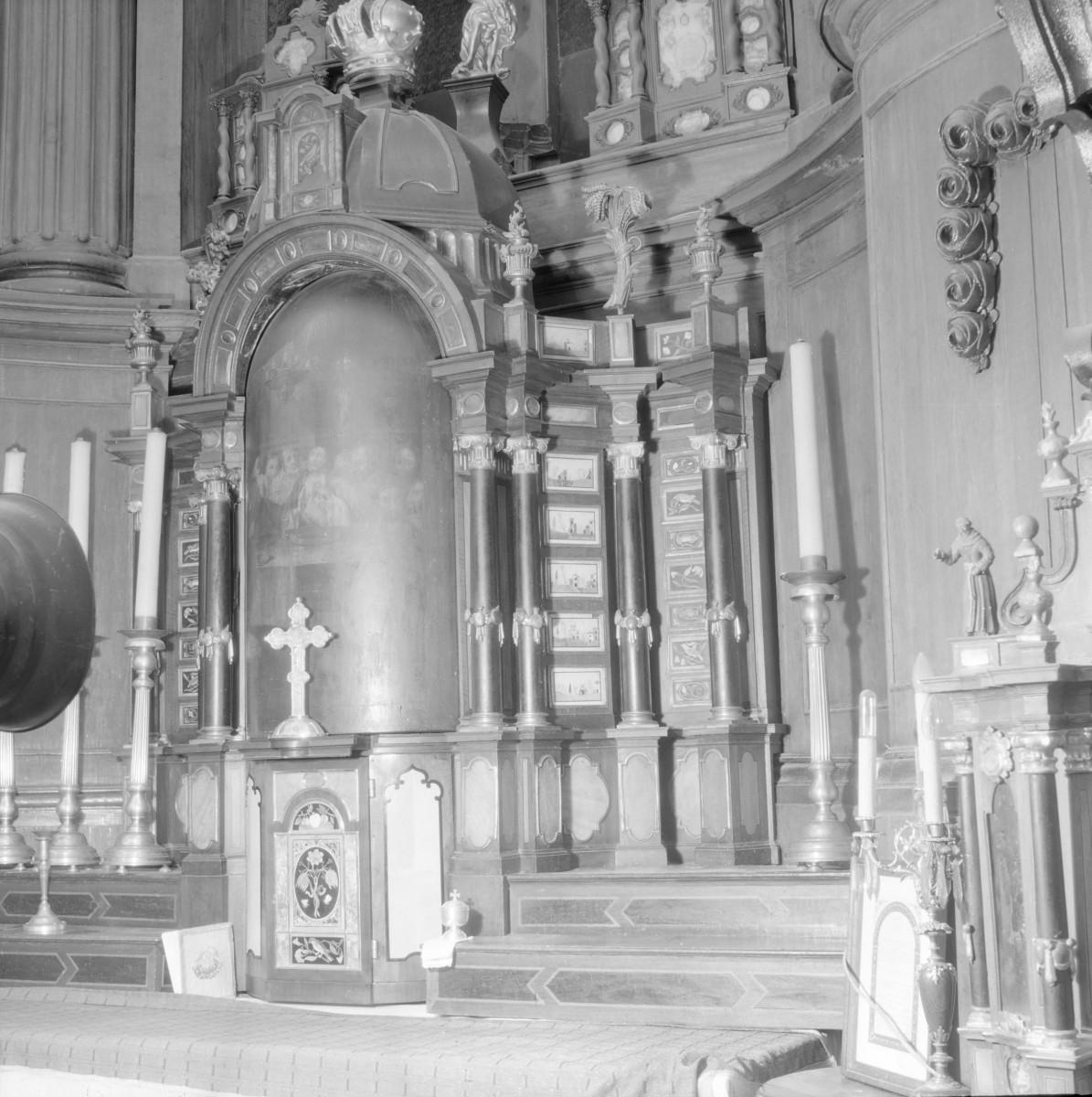 Kościół św. Józefa Oblubieńca i św. Antoniego z Padwy - Tabernakulum ołtarza głównego. Detale. Ozdoby snycerskie., skan 1