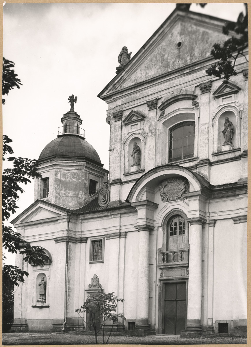 Zespół klasztorny Filipinów - widok na fasadę kościoła i narożną płn. kaplicę z kopułą, skan 1