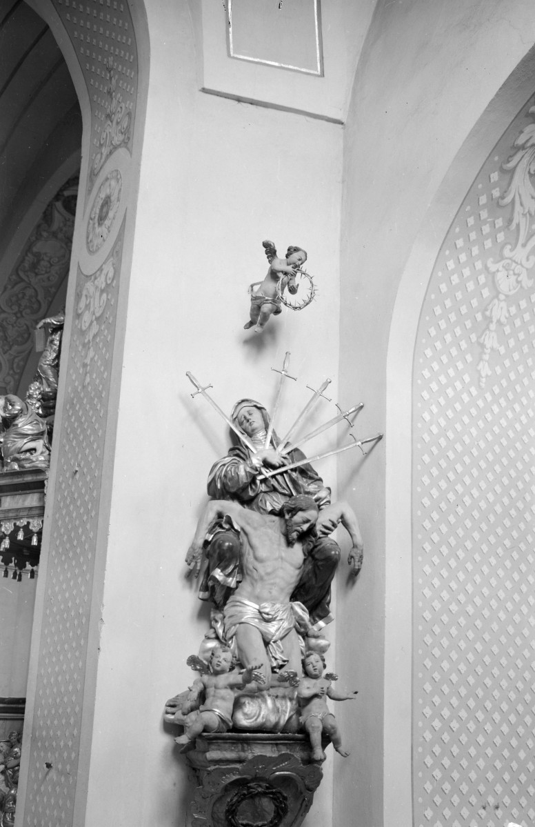 kościół pw. Jana Chrzciciela - Sanktuarium Matki Bożej Grodowieckiej – Jutrzenki Nadziei - wnętrze - rzeźba - Pieta, skan 1