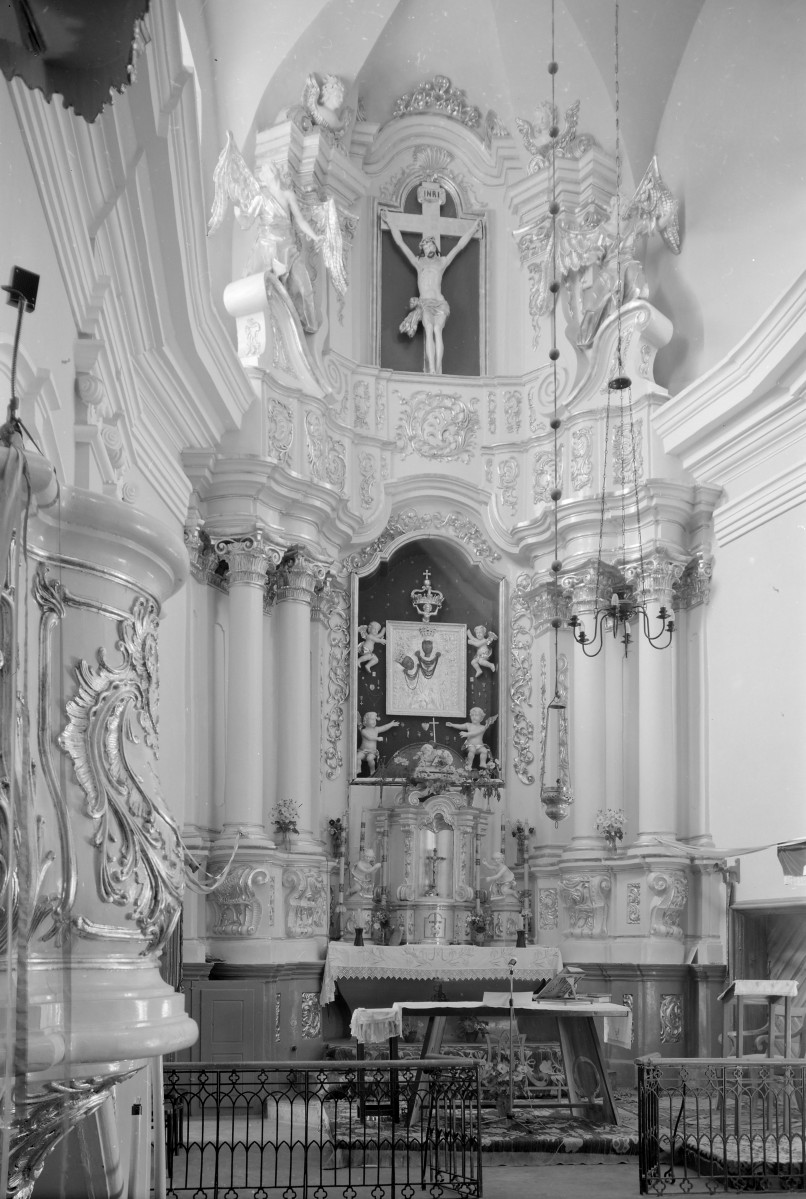 Kościół św. Jacka - wnętrze: ołtarz główny i fragment korpusu ambony, skan 1