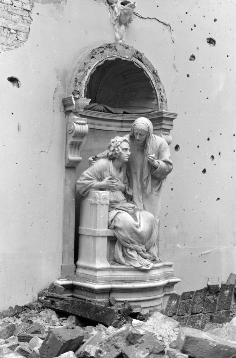 Ruiny kościoła Nawiedzenia Najświętszej Marii Panny - wnętrze zniszczone prezbiterium. Figura świętego., skan 1