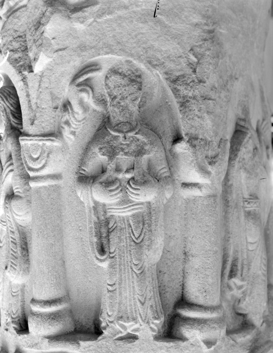 Kościół pw. Świętej Trójcy - nawa główna. Kolumna romańska. Kolumna cnót. Płaskorzeźba symbolizująca Wiarę., skan 1