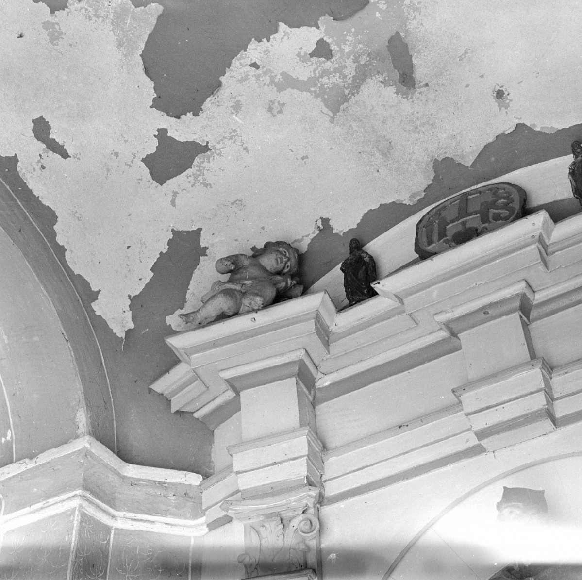 kaplica przy drodze - wnętrze: ołtarz główny, fragment zwieńczenia, skan 1