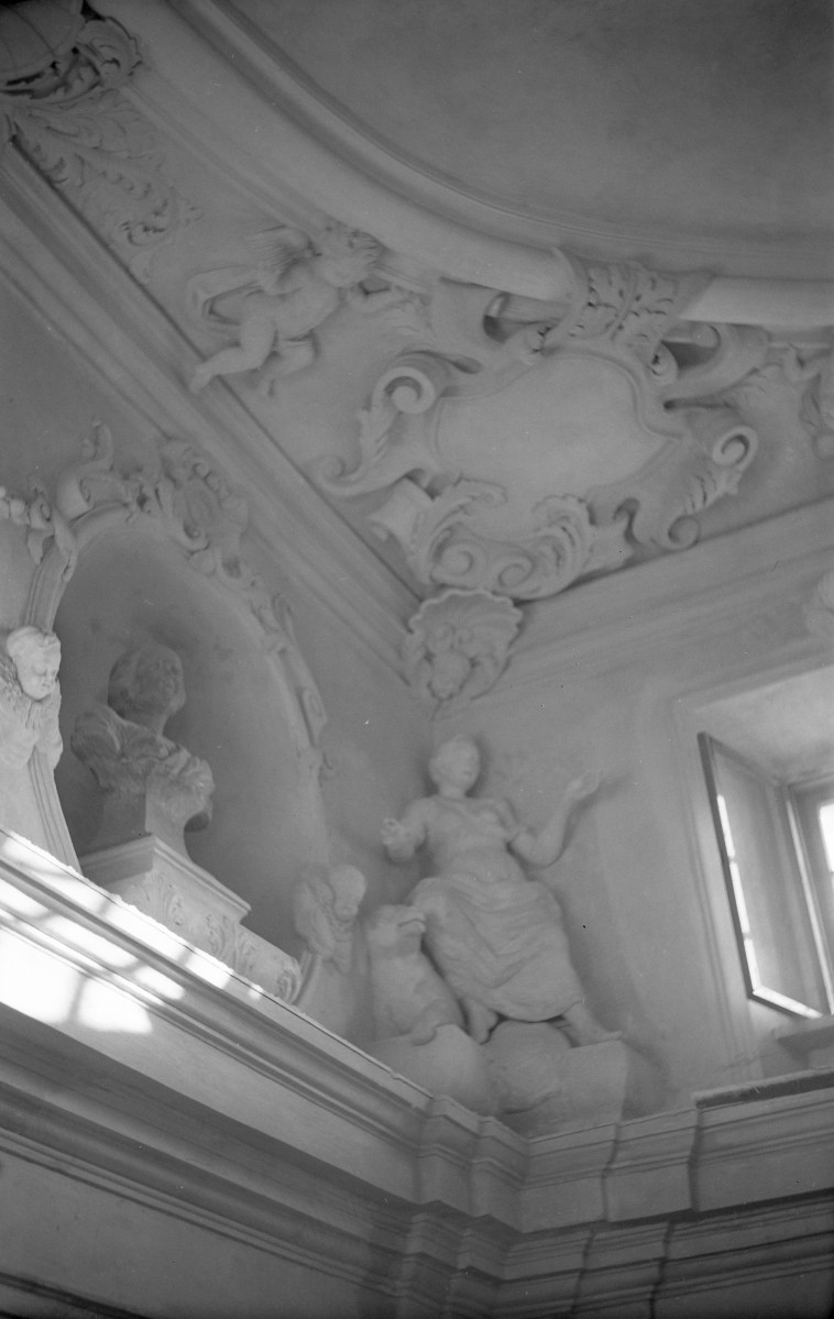 Pałac Chodkiewiczów - wnętrze: fragment dekoru., skan 1