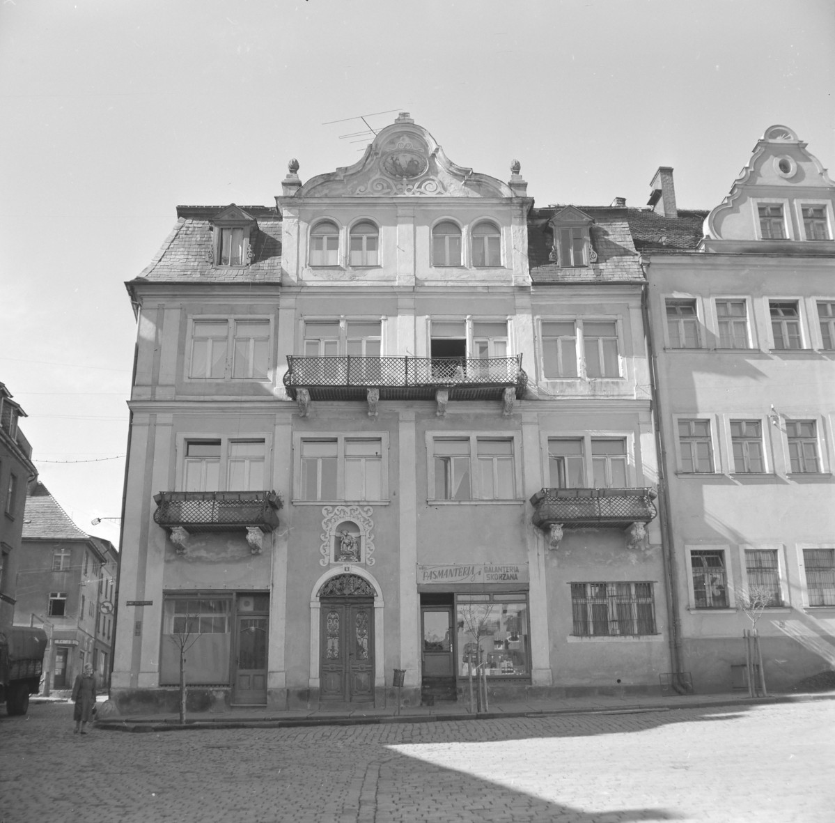 rynek miejski - zachodnia pierzeja rynku - kamienica - elewacja frontowa, skan 1