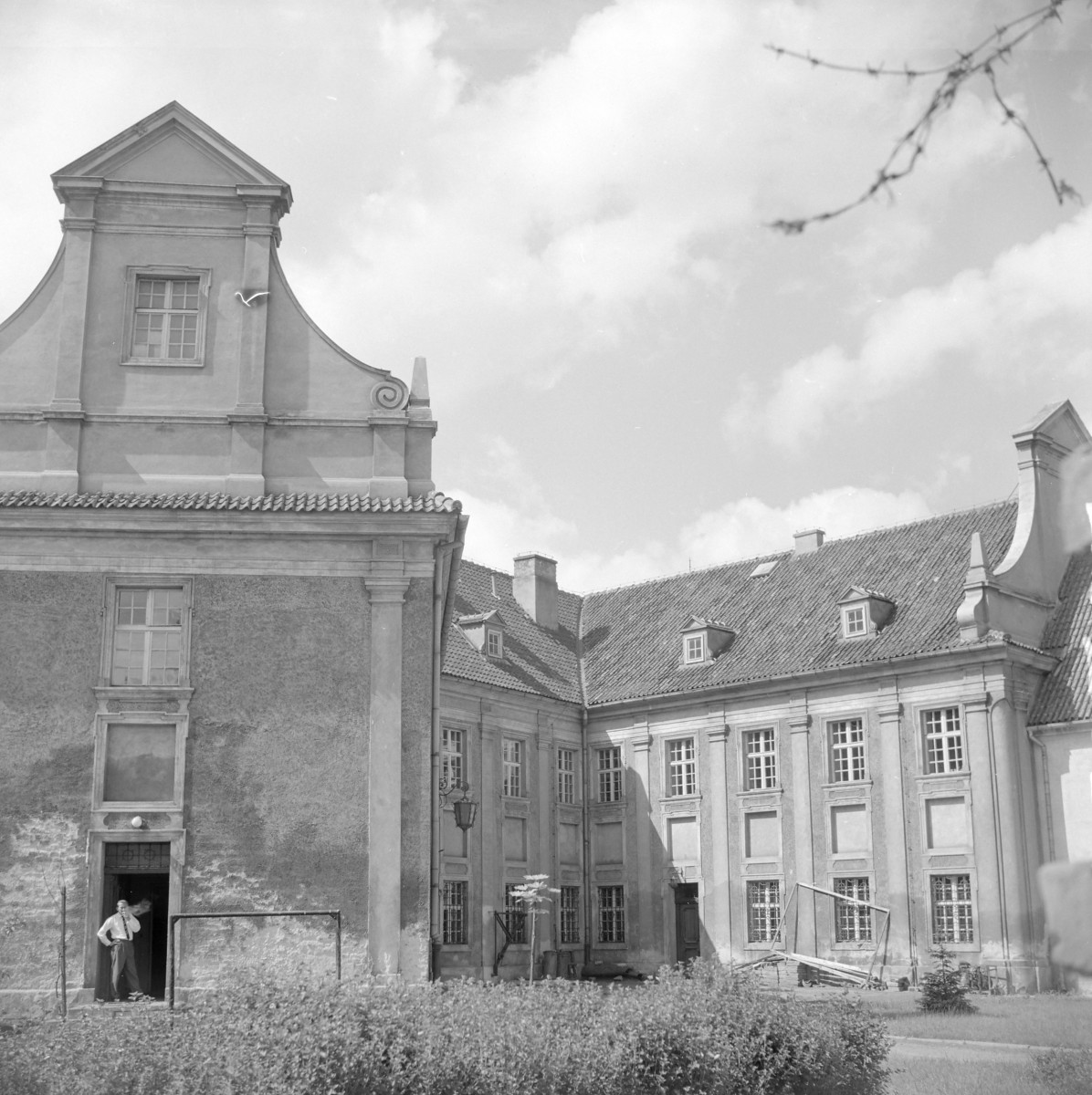 Barokowy zespół poklasztorny benedyktynek tzw. Pałac Opatek - elewacja szczytowa, skan 1