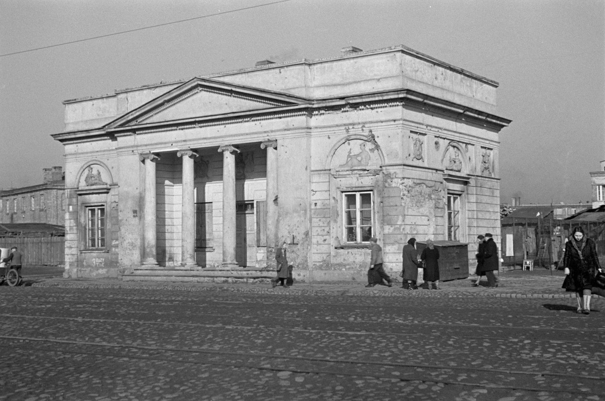 Rogatki Grochowskie (pawilon północny). Klasycyzm. Portyki zwieńczone gładkim tympanonem, oparte na czterech kolumnach w stylu jońskim. Zarówno wnętrza portyków, jak i boczne ściany rogatek, zdobione są licznymi płaskorzeźbami., skan 1