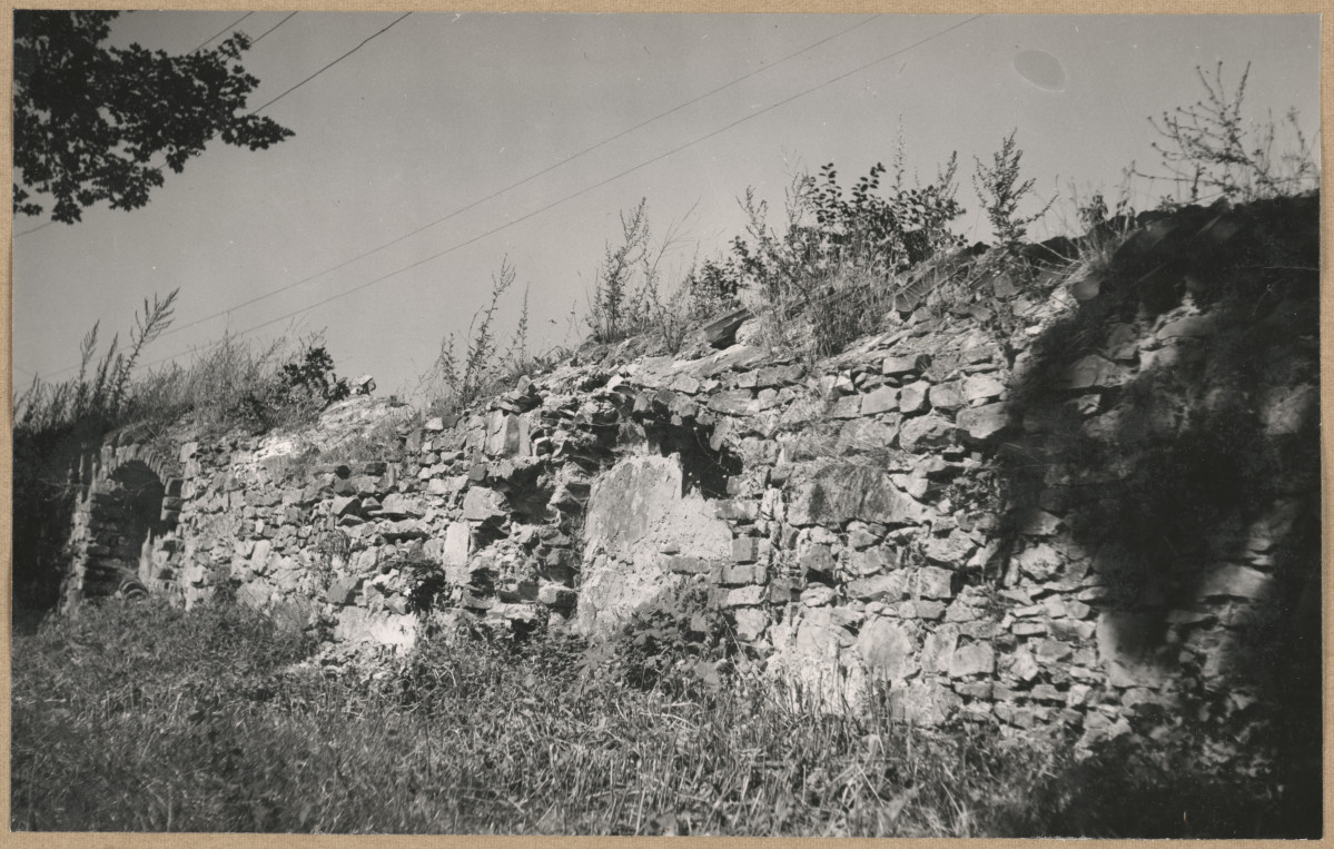 Zespół klasztorny - fragment muru w ruinie

 , skan 1