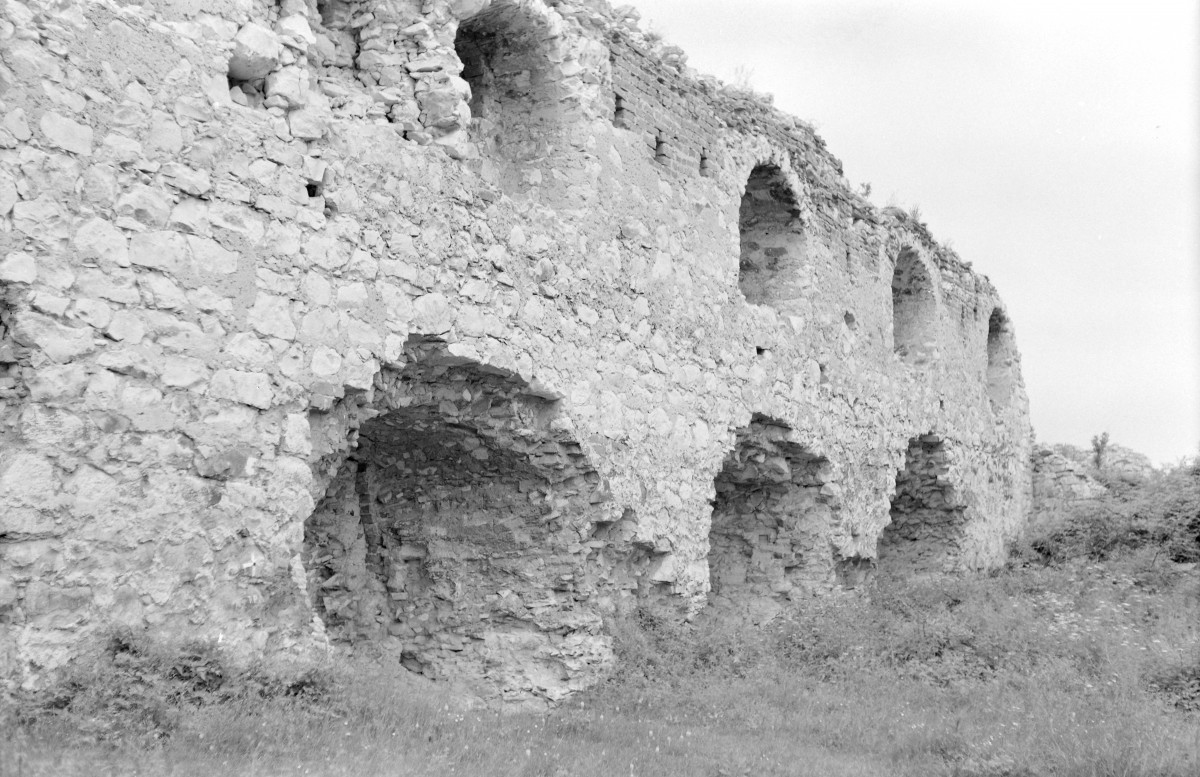 Zamek. Zniszczone fragment murów. Widok od strony dziedzińca. Wnęki w murze., skan 1