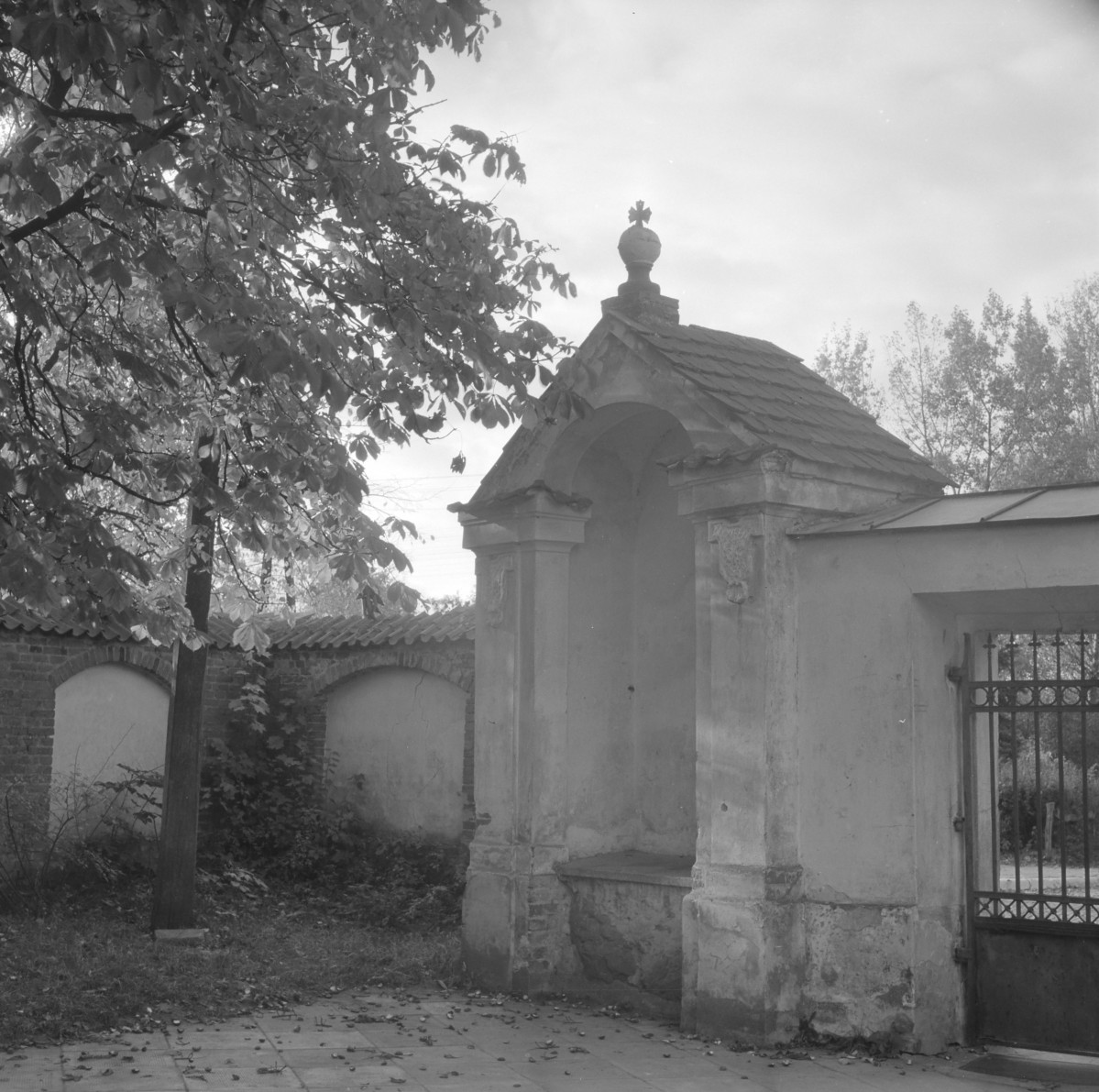 Kościół św. Józefa Oblubieńca i św. Antoniego z Padwy - wnęka arkadowa w murze ogrodzenia. , skan 1