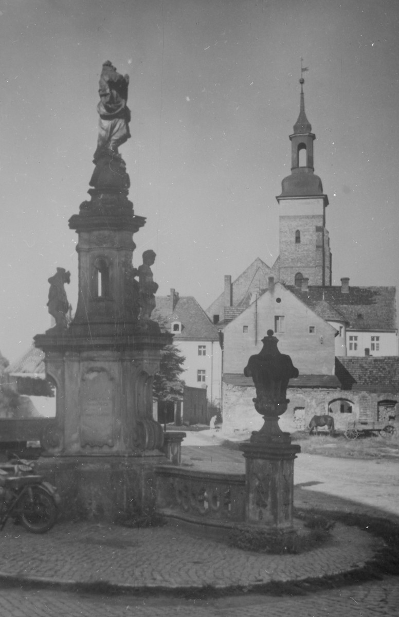 widok z pl. Piastowskiego na figurę Matki Boskiej oraz kościół pw. św. Wawrzyńca , skan 1