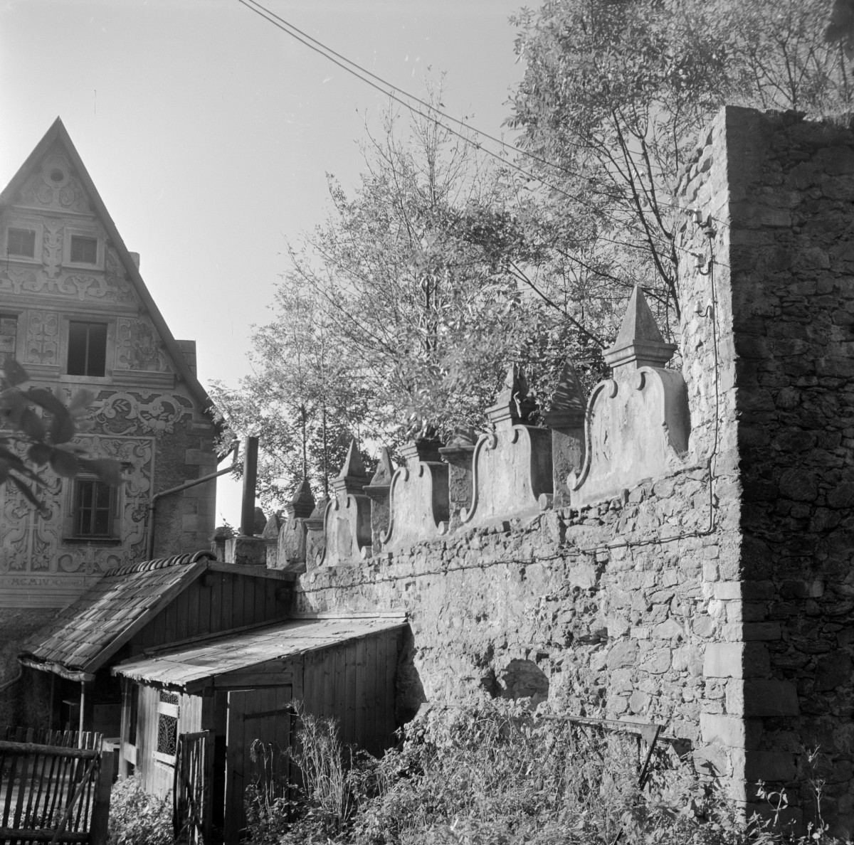 zamek Grodno - zamek średni - widok na fragment muru kurtynowego z attykami, skan 1
