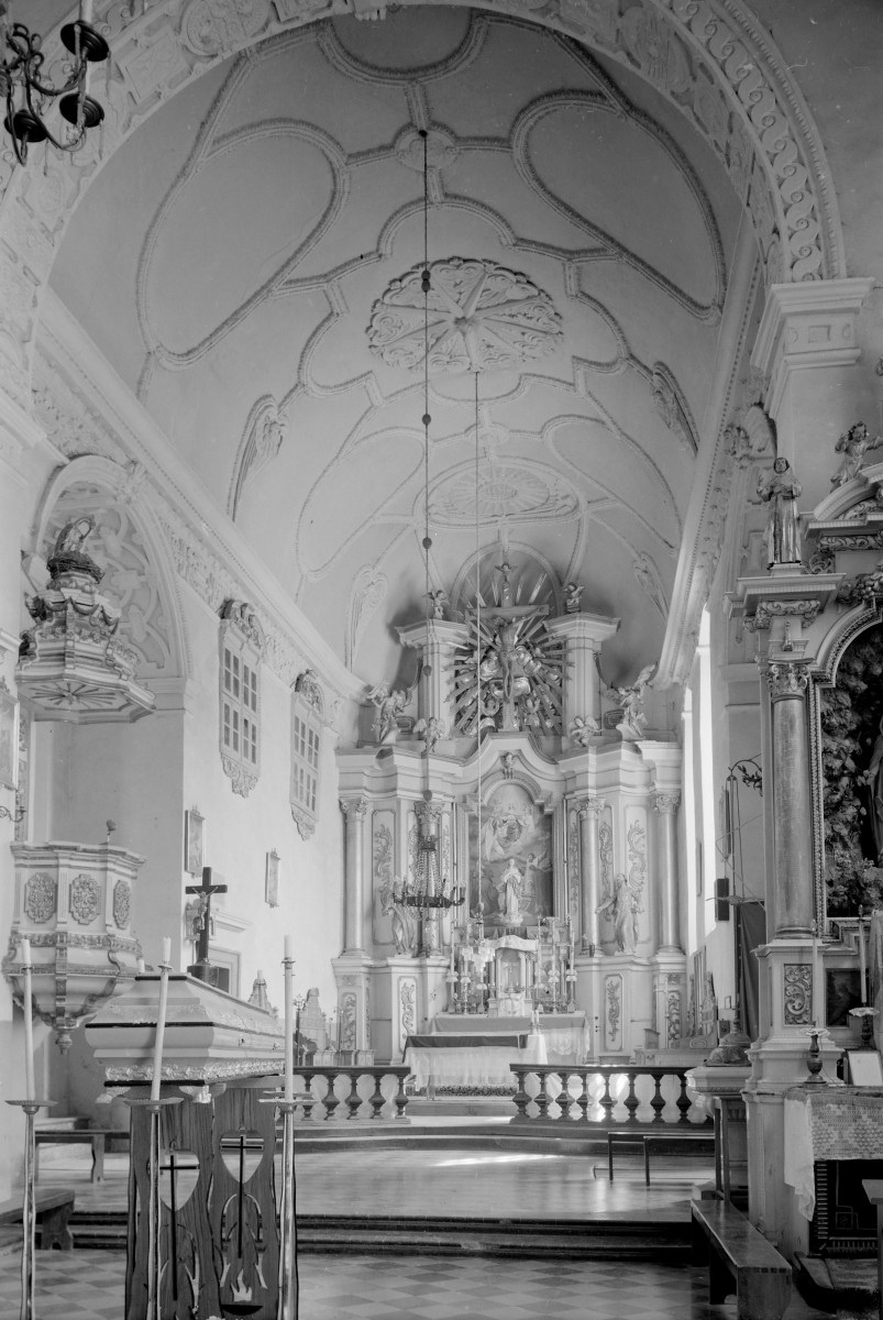 Kościół Wniebowzięcia Najświętszej Maryi Panny - wnętrze: nawa główna z widokiem an ołtarz główny. Sklepienie ze sztukaterią. Ambona po lewej stronie., skan 1
