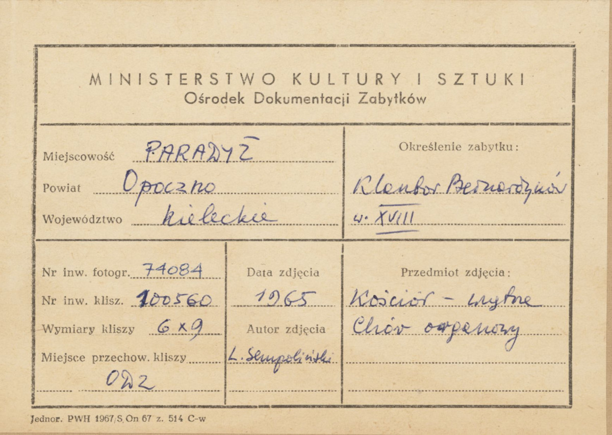 Zespół klasztorny - kościół, wnętrze, widok z nawy na chór i organy - metryczka
 , skan 1