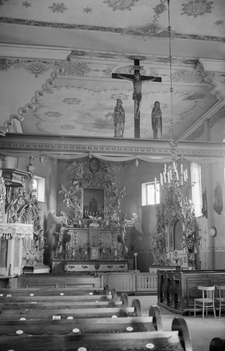 Kościół św. Mikołaja – wnętrze: ołtarz główny, polichromia na sklepieniu oraz widoczna tęcza., skan 1