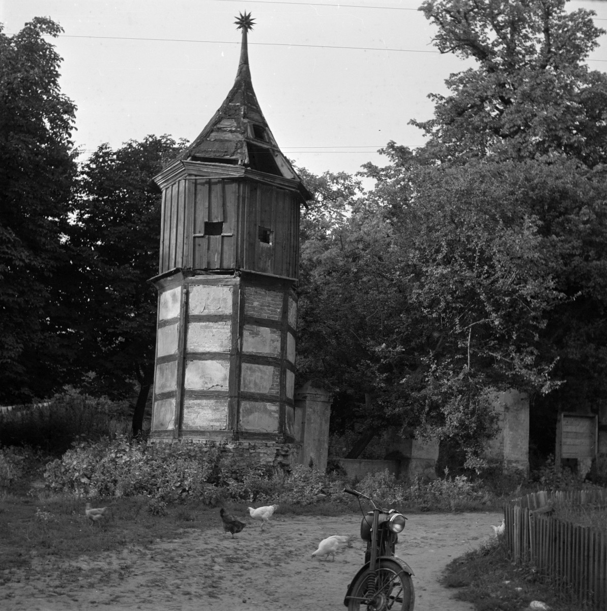 zespół dworski - brama z gołębnikami, skan 1