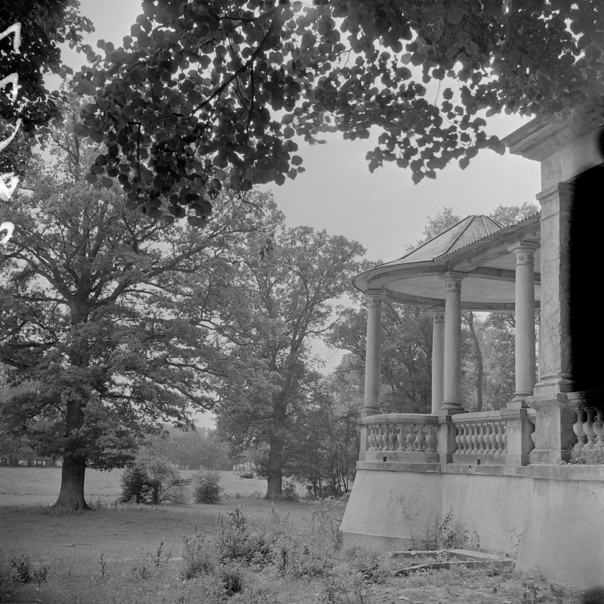 zespół folwarczny - dwór von Neumannów - elewacja wschodnia - taras - fragment, skan 1