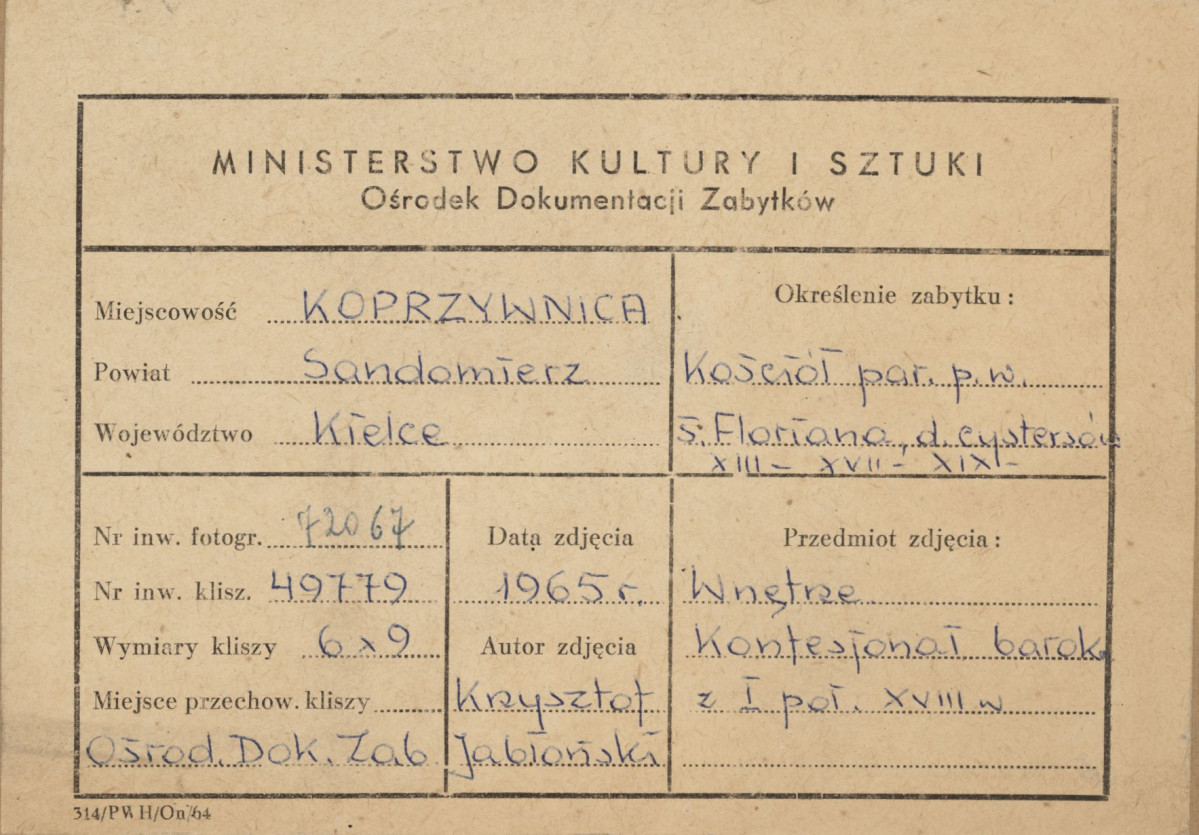 Zespół klasztorny - kościół, wnętrze , widok na konfesjonał - metryczka, skan 1