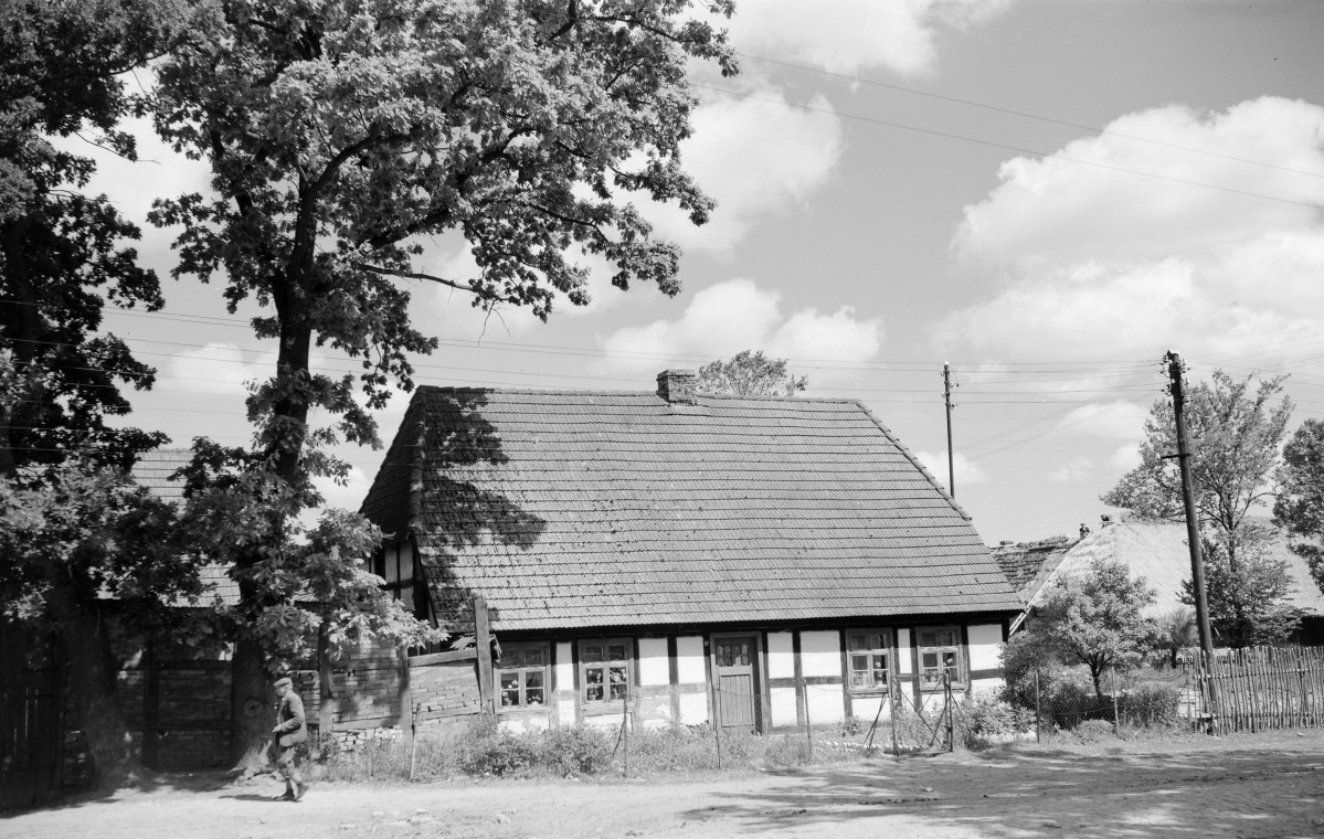 Zabudowa wiejska - dom z elewacją ryglową oraz dachem naczółkowym, skan 1