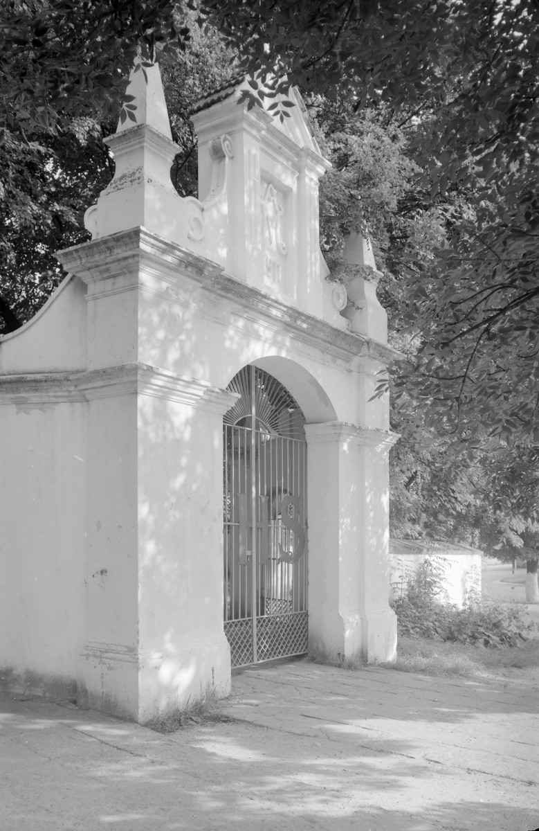 kościół pw. Narodzenia Najświętszej Maryi Panny i św. Michała Archanioła - brama główna, skan 1