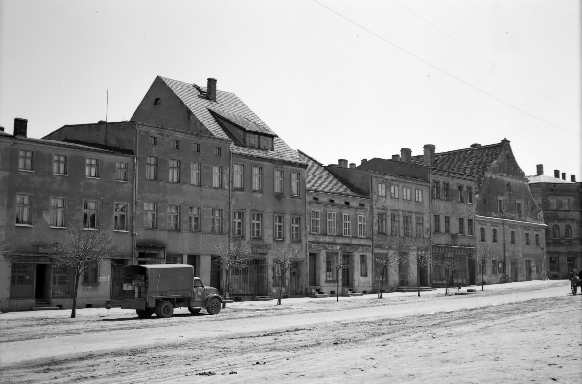 rynek miasta - pierzeja zachodnia, skan 1