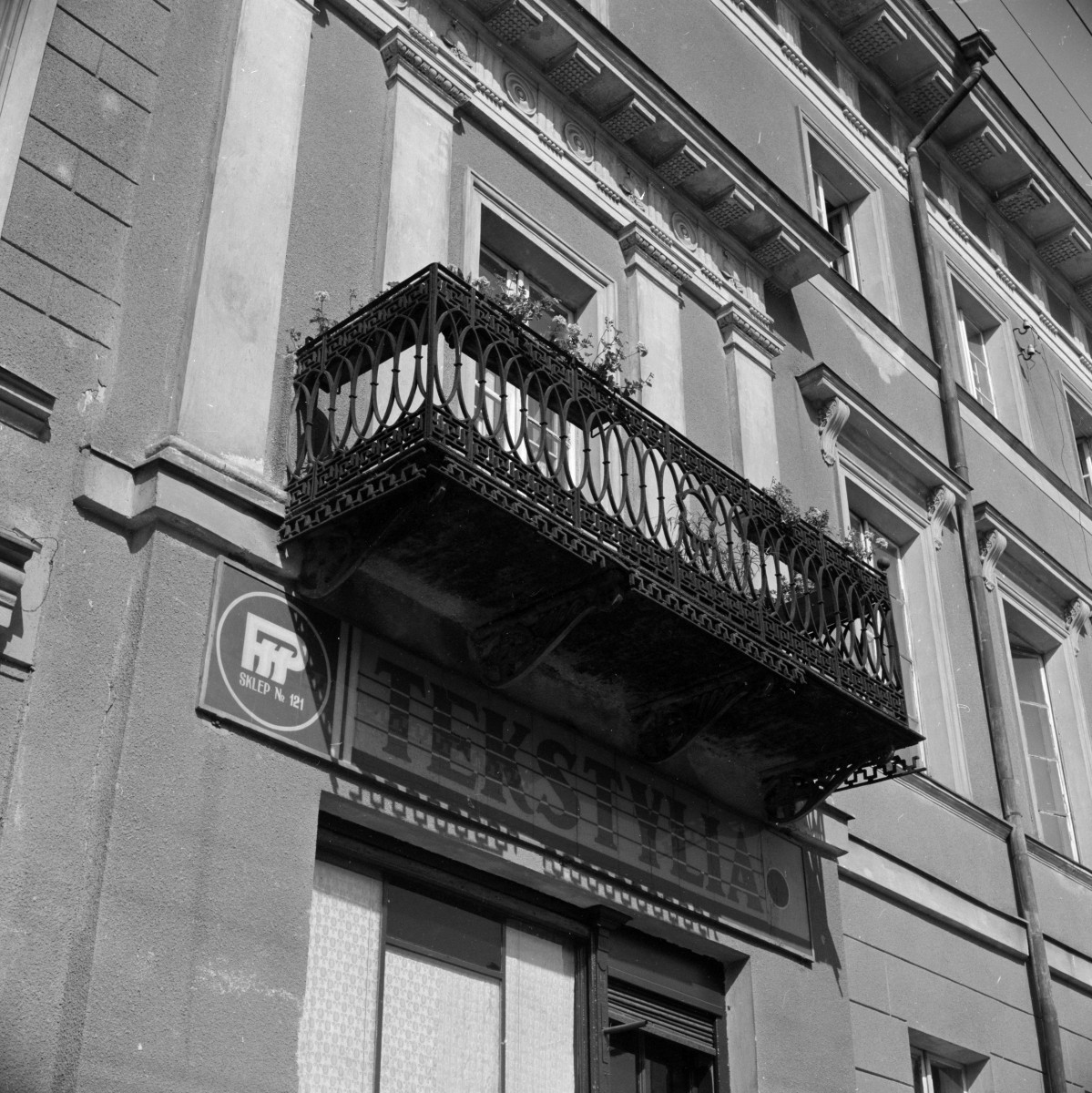 pałac Puchalskich - elewacja od ulicy, część środkowa, balkon, skan 1