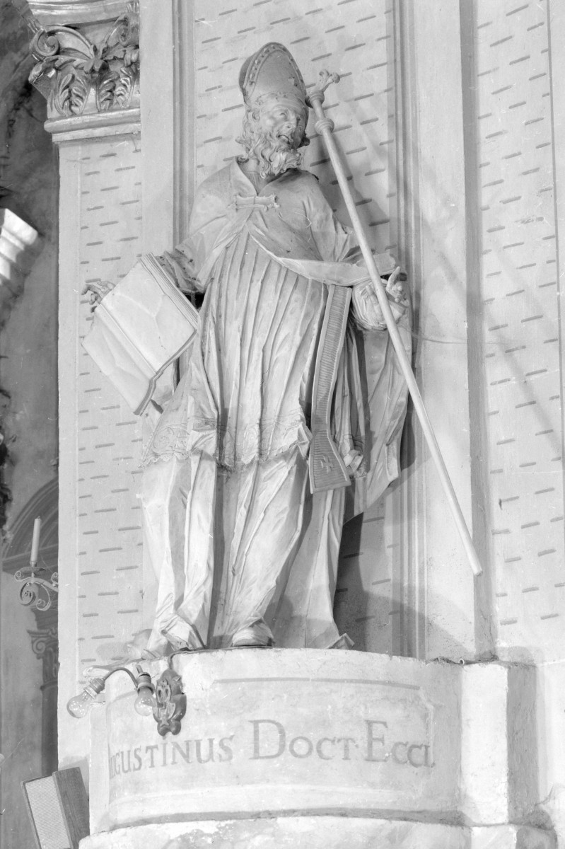 kościół, ob. parafialny pw. św. Ludwika, dawny klasztor popauliński - wnętrze: rzeźba św. Augustyna, skan 1