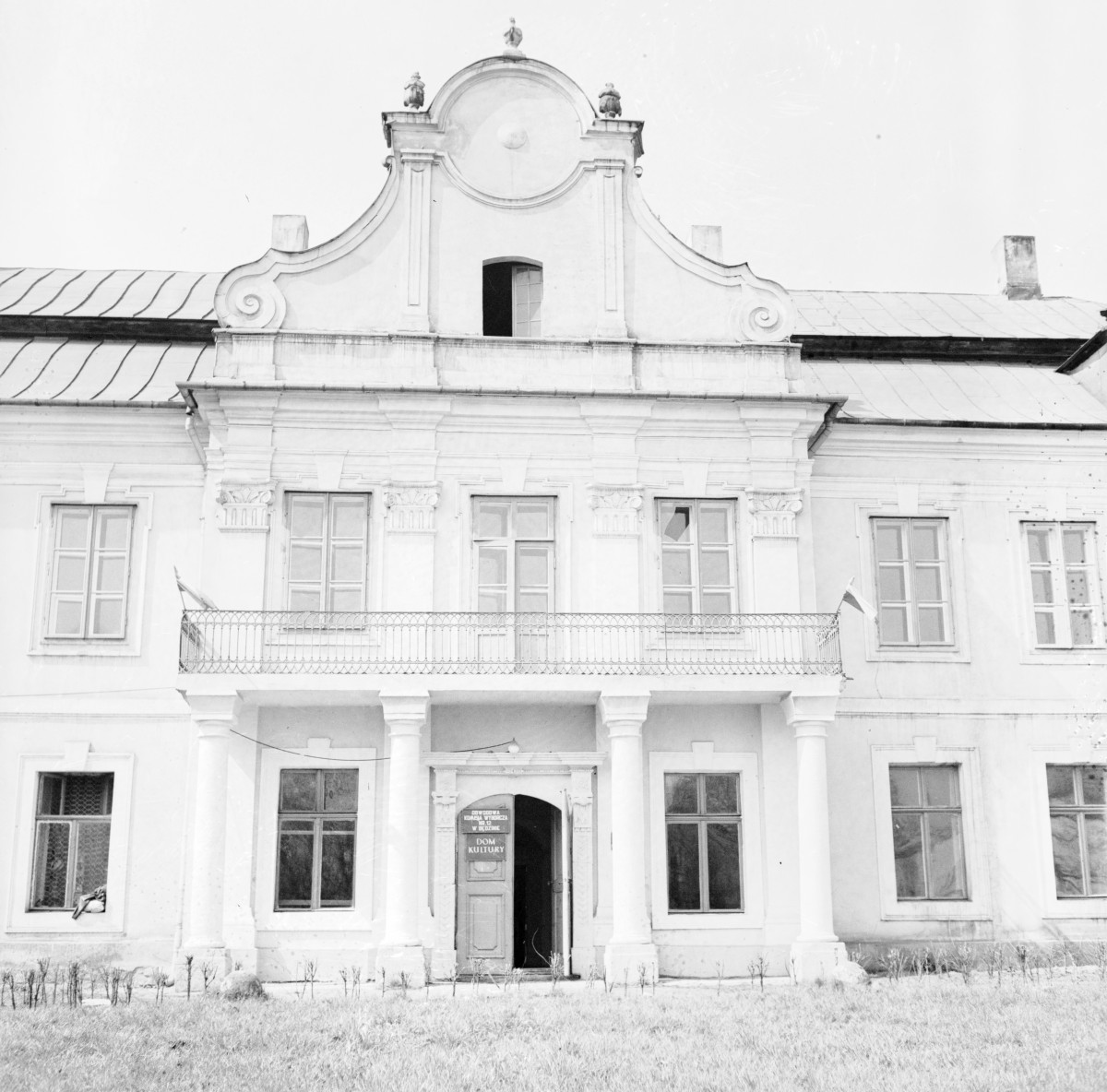 pałac Mieroszewskich - elewacja frontowa zach., skan 1