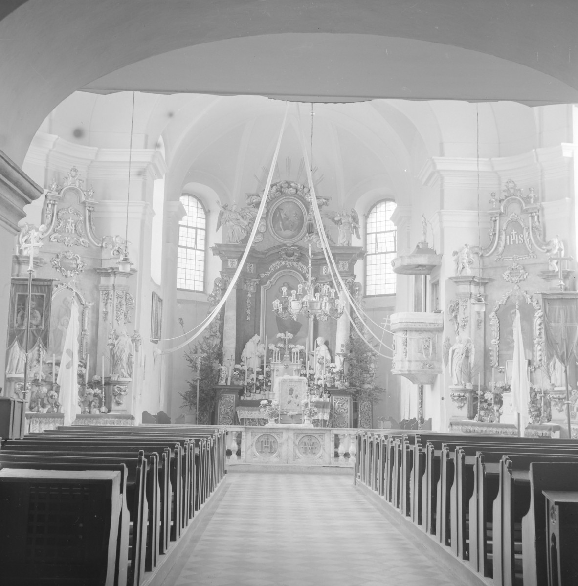 kościół parafialny pw. Świętej Trójcy - wnętrze: widok na ołtarz główny, skan 1
