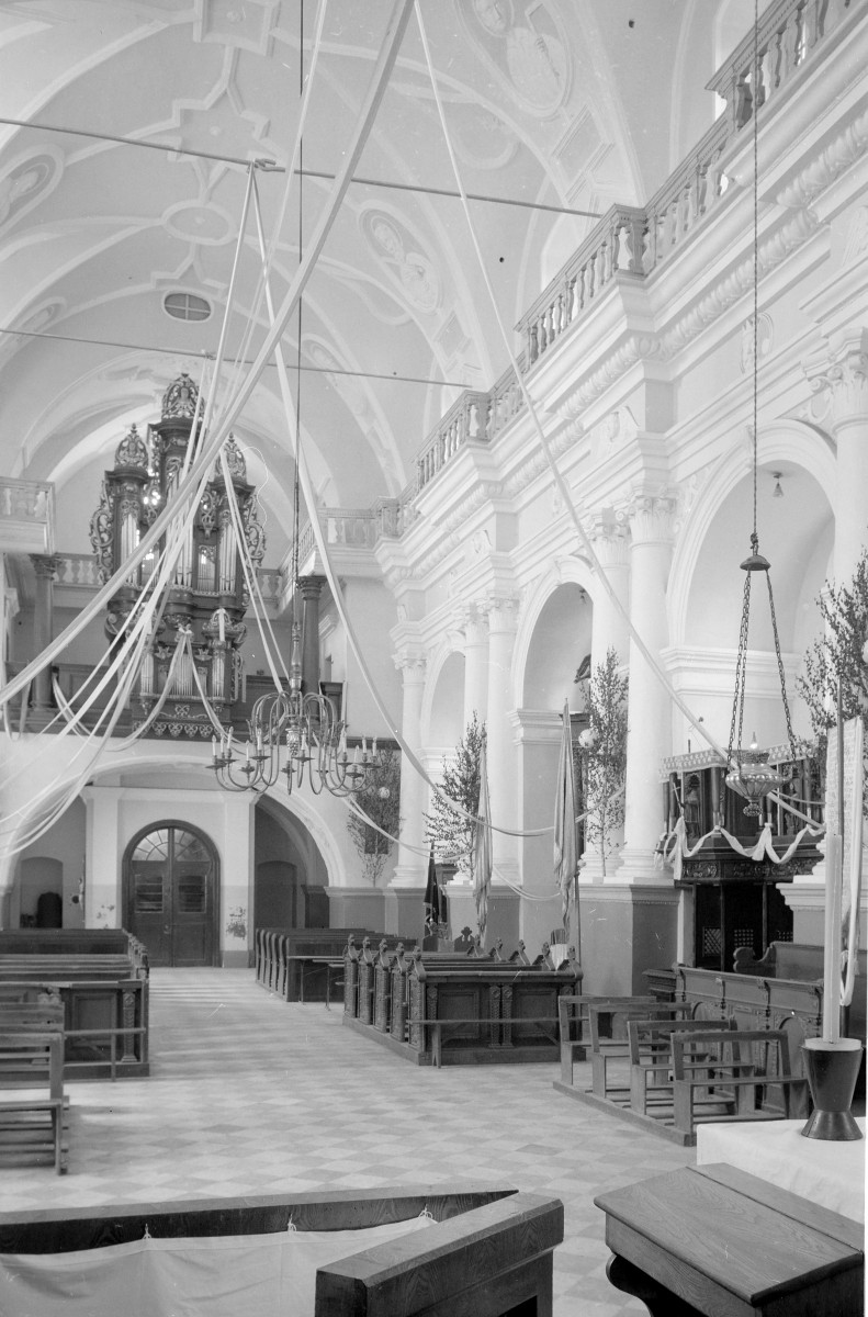 kościół parafialny pw. św.św. Floriana i Katarzyny XVII w. - nawa główna widok w kierunku chóru muzycznego, skan 1