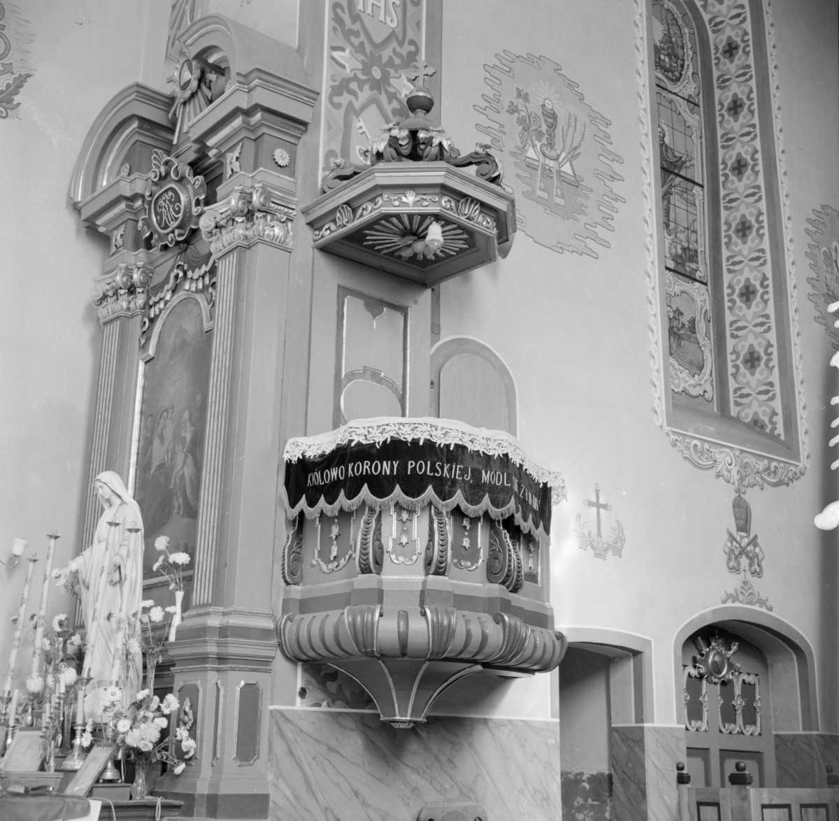 kościół pw. Wniebowzięcia NMP - wnętrze, ambona, ołtarz boczny, skan 1