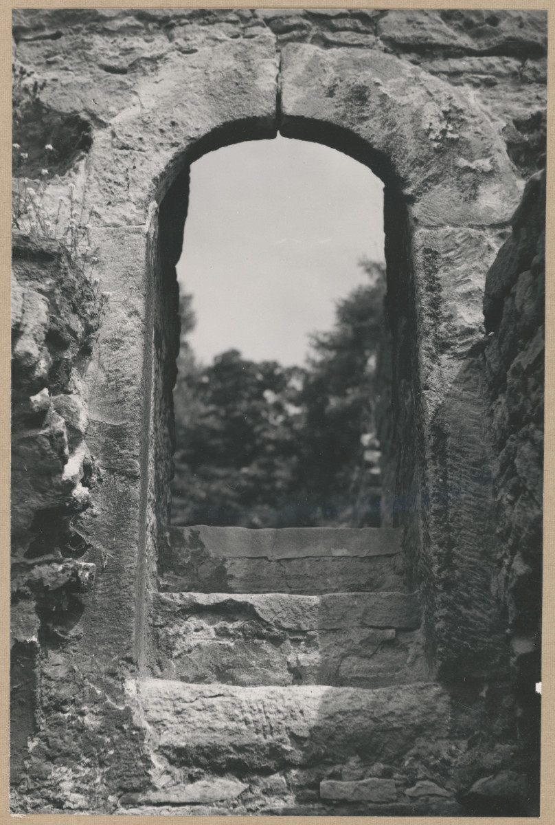 Zespół ruin kościoła i szpitala św. Ducha - portal bocznego wejścia do kościoła, skan 1