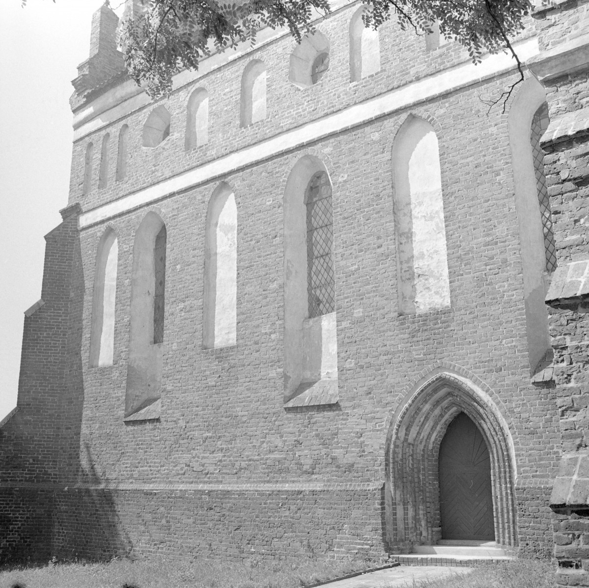 kościół pw. św. Anny - elewacja południowa - fragment, skan 1
