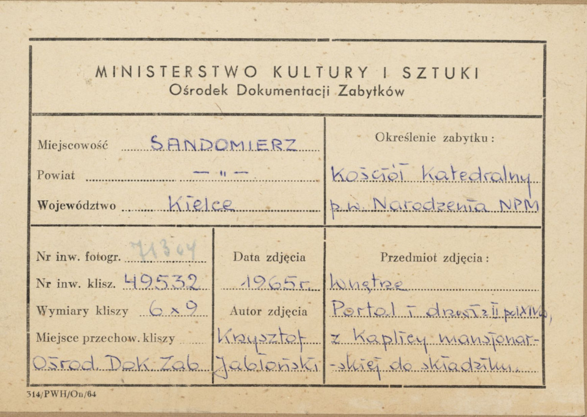  Katedra - wnętrze, portal i drzwi w kaplicy mansjonarzy - metryczka, skan 1