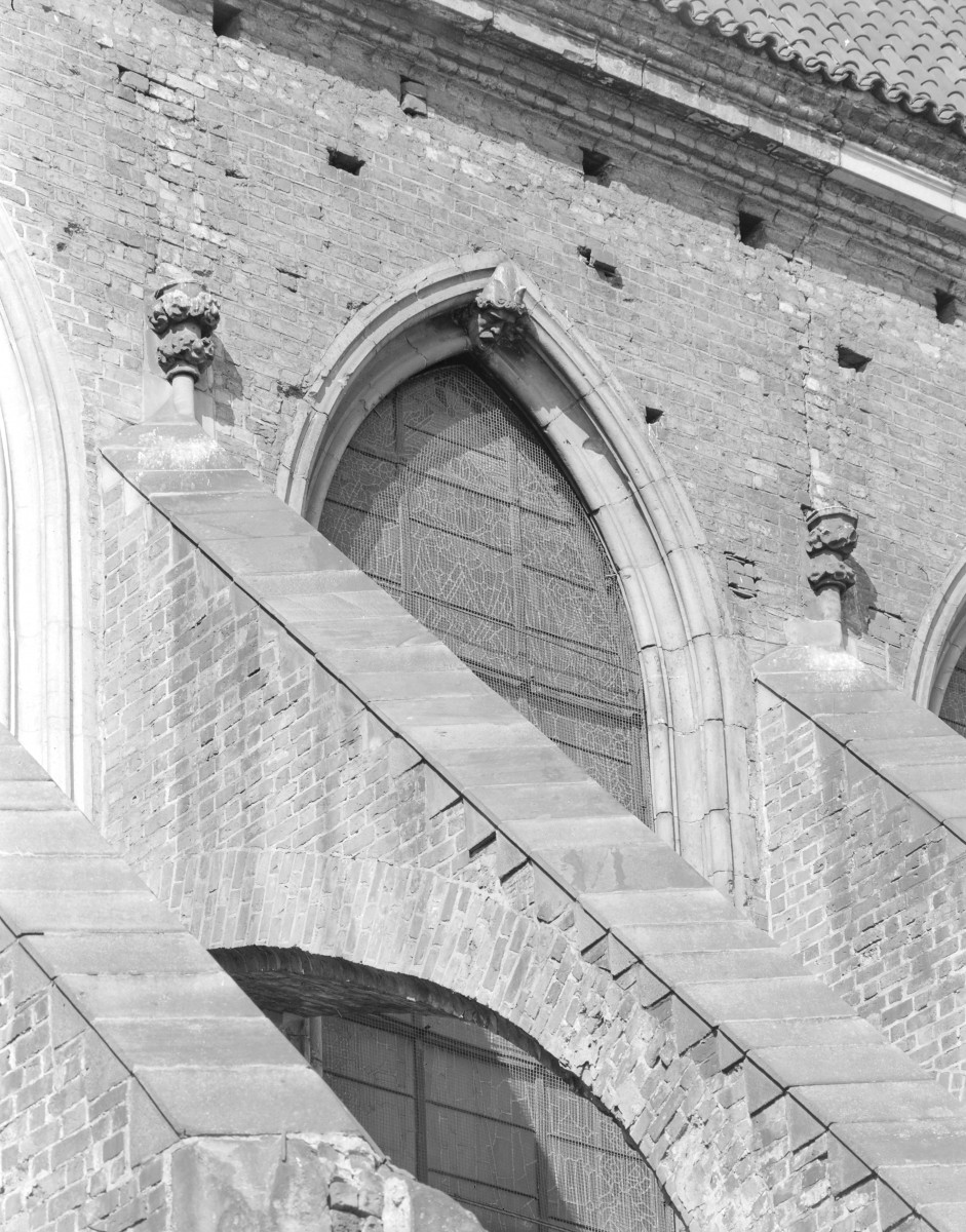 Katedra pw. św. Jana Chrzciciela - elewacja pd. maswerk z archiwoltą, fragment przypór łukowych, skan 1