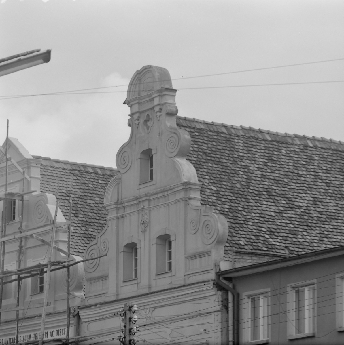 kamienice - elewacja frontowa, szczyt barokowy, skan 1