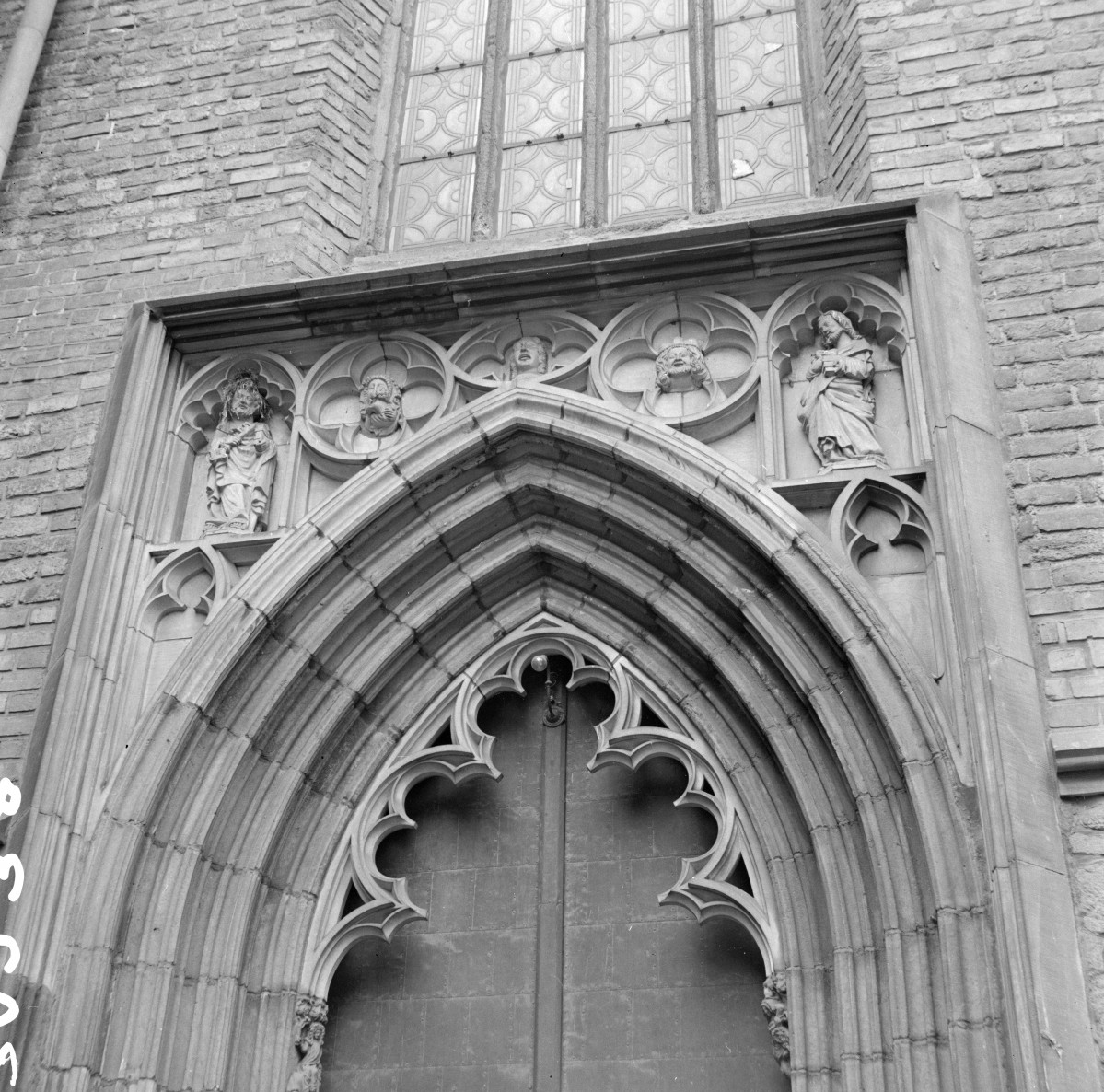 Katedra pw. św. Stanisława Biskupa i Męczennika i św. Wacława Męczennika - elewacja północna, fragment portalu, skan 1