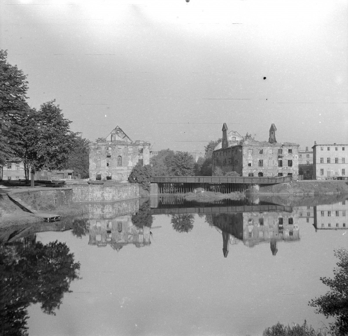 Wyspa Bielarska. Zniszczone młyny przy nie istniejącym moście św. Klary. , skan 1