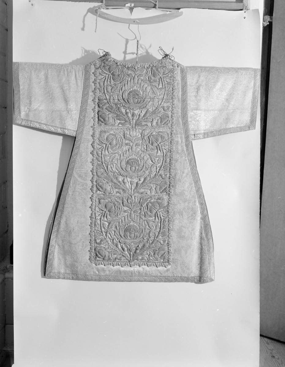 Kościół Sióstr Wizytek - dalmatyka biała, tkanina XVII wiek Włochy lub Francja, haft Polski, skan 1