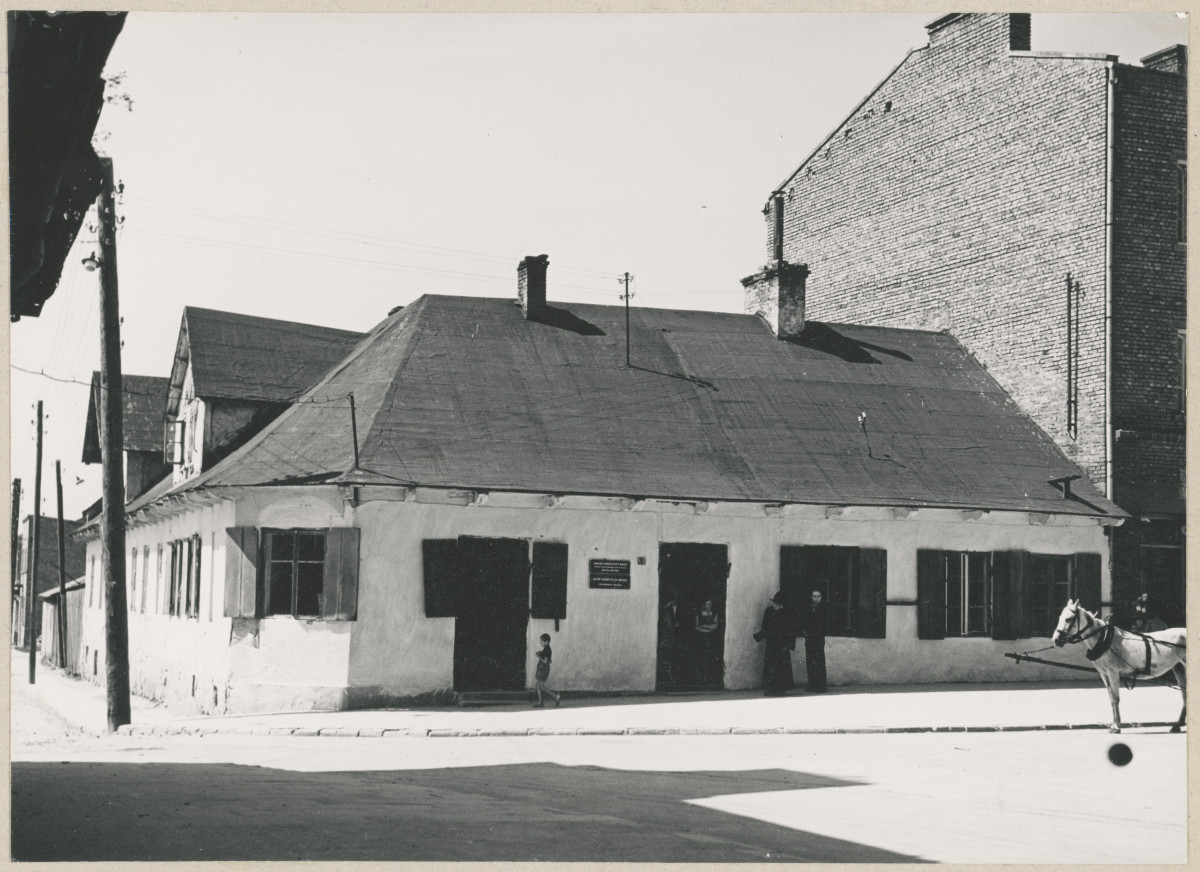 Dom narożny w rynku - widok ogólny , skan 1