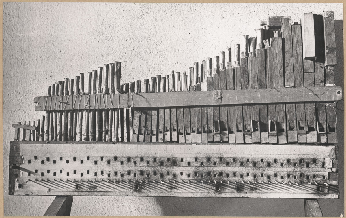 Muzeum Diecezjalne - organy przenośne, fragment wnętrza, widok na wiatrownicę i piszczałki , skan 1